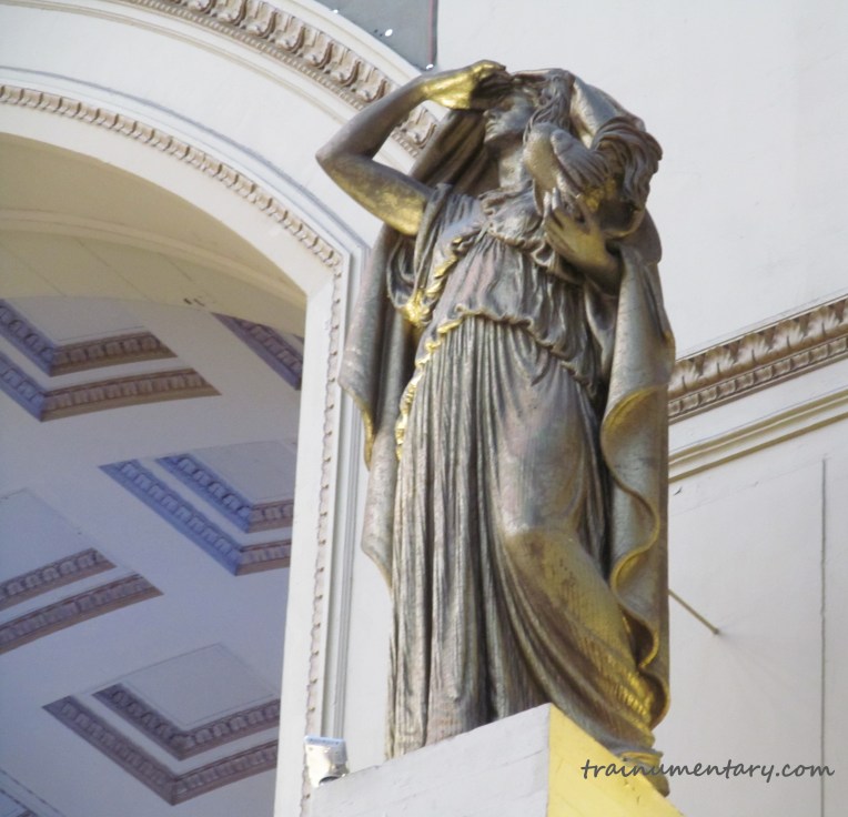 00000 IMG_6577 lady statue in union station chicago trainumentary.com